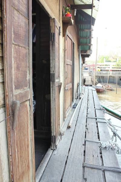 ทางเดินเข้าร้าน ที่ ร้านอาหาร แพวัดแหลม ทางเดินเข้าร้าน ที่ ร้านอาหาร แพวัดแหลม