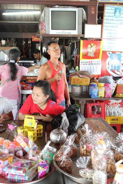 คาราโอเกะคนตาบอด ที่ ร้านอาหาร แพวัดแหลม