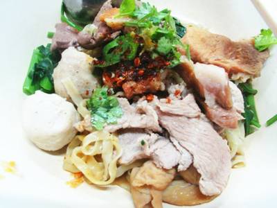 ก๋วยเตี๋ยวหมูรวม ที่ ร้านอาหาร เพิ่มพูนก๋วยเตี๋ยวหมู