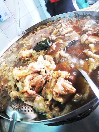 หม้อต้ม หม้อตุ๋นสารพันชิ้นส่วนของหมู ที่ ร้านอาหาร เพิ่มพูนก๋วยเตี๋ยวหมู
