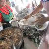 ป้าคนขายใจดีมาก ที่ ร้านอาหาร เพิ่มพูนก๋วยเตี๋ยวหมู
