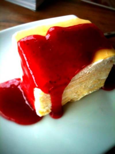 เครปเค้ก สตรอเบอร์รี่ ที่ ร้านอาหาร TUP Coffee Bar