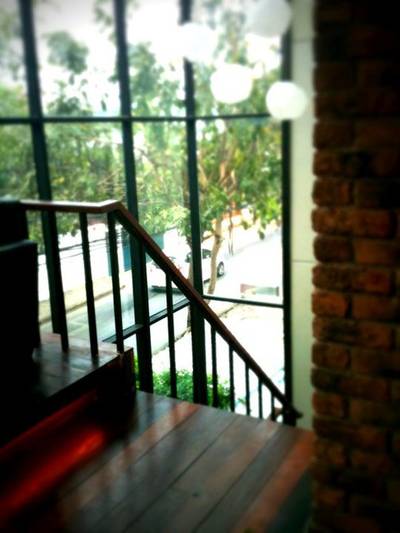 ชอบตรงผนังกระจกนี่แหละ ที่ ร้านอาหาร TUP Coffee Bar