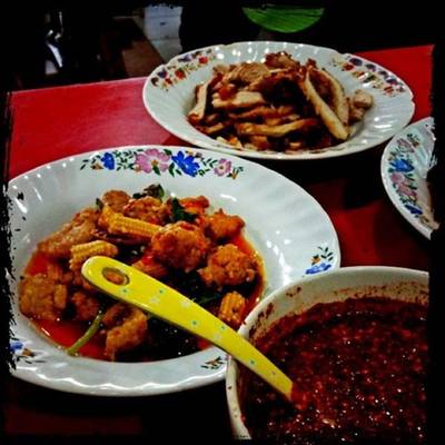 ร้านอาหาร หมูทอดเจ๊จง หลังโลตัสพระราม 4