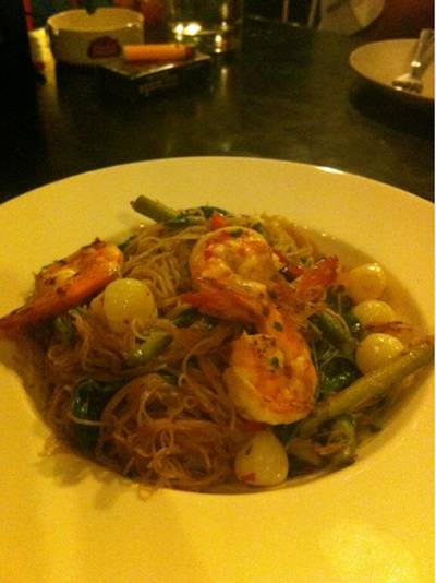 หมี่ผักกระเฉด Yummy!!! ที่ ร้านอาหาร ท่าฉลอง พลาซ่าลากูน