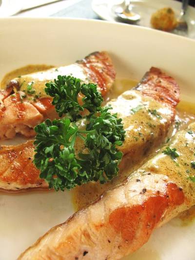 สเต็กปลาแซลมอน ราดซอส คาเฟ่ เดอปารีส ที่ ร้านอาหาร patio nawamin city avenue