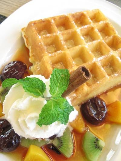 วาฟเฟิลผลไม้รวม ที่ ร้านอาหาร patio nawamin city avenue