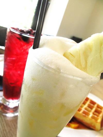 Fresh Pineapple Penacolada ที่ ร้านอาหาร patio nawamin city avenue