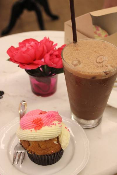 เค้กฝีมือผมเองและช็อคโกแลตปั่นครับ ที่ ร้านอาหาร Cupcake Love Siam Paragon