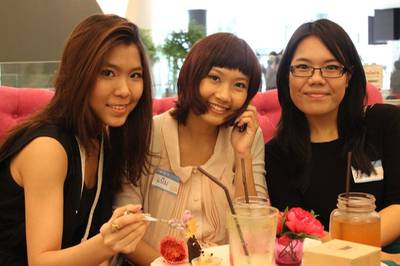 น้ำผึ้ง แป๋มปูริน และน้องตาล ครับ ที่ ร้านอาหาร Cupcake Love Siam Paragon