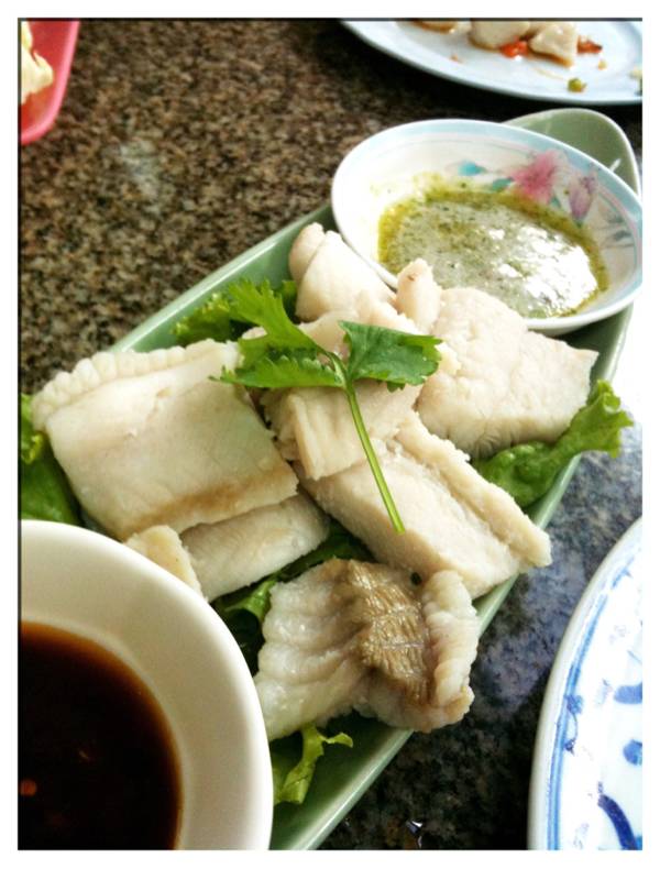 เนื้อปลาลวกจิ้ม ที่ ร้านอาหาร ศิริวรรณหอยทอด