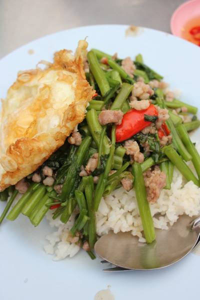 ข้าวหมูสับผักบุ้งผัดน้ำมันหอยไข่ดาว ที่ ร้านอาหาร เจ๊อึ่ง หน้าโรงหนังเก่า
