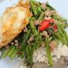 ข้าวหมูสับผักบุ้งผัดน้ำมันหอยไข่ดาว ที่ ร้านอาหาร เจ๊อึ่ง หน้าโรงหนังเก่า