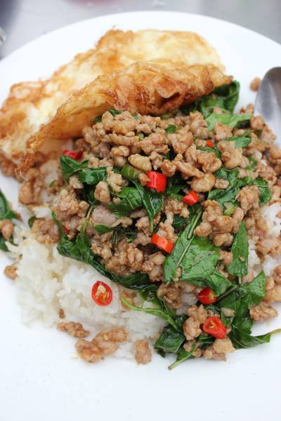 กระเพราหมูสับ  ที่ ร้านอาหาร เจ๊อึ่ง หน้าโรงหนังเก่า