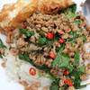 กระเพราหมูสับ  ที่ ร้านอาหาร เจ๊อึ่ง หน้าโรงหนังเก่า