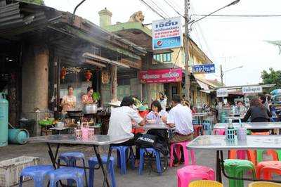 ที่นั่งในร้าน ที่ ร้านอาหาร เจ๊อึ่ง หน้าโรงหนังเก่า