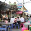 ที่นั่งในร้าน ที่ ร้านอาหาร เจ๊อึ่ง หน้าโรงหนังเก่า