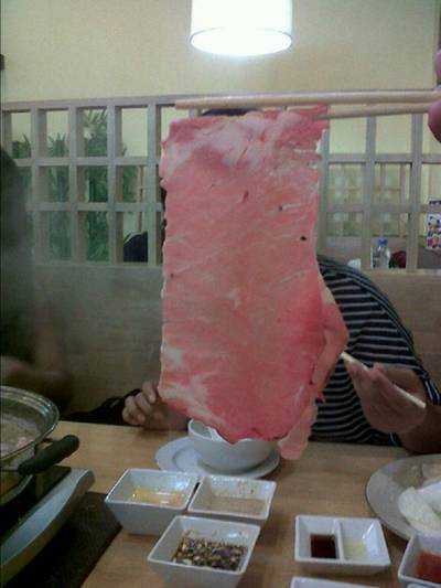 เนื้อวัว แผ่นใหญ่ๆ น่ากินอ่ะ ลวกในน้ำดำจุ่มไข่ อร่อยมากกกก ที่ ร้านอาหาร Kokeshi (โคเคะชิ)