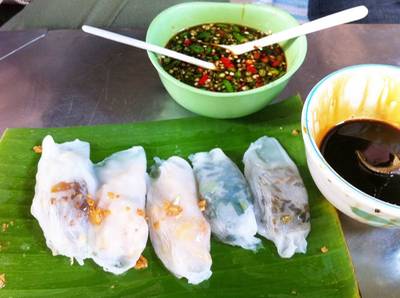 ข้าวเกรียบปากหม้อหนึ่งชุด มี 5 ชิ้น ที่ ร้านอาหาร ข้าวเกรียบปากหม้อ ท่าเรือ