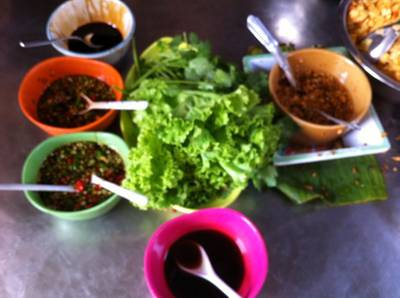 น้ำจิ้ม ที่ ร้านอาหาร ข้าวเกรียบปากหม้อ ท่าเรือ