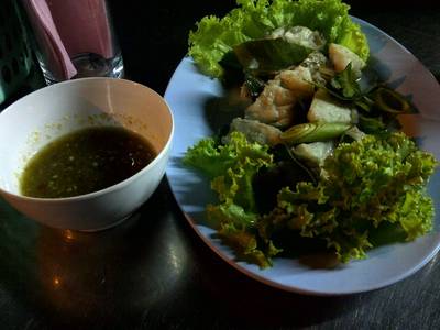 ปลากระพงลวกจิ้ม ที่ ร้านอาหาร ร้านน้องตั้ม