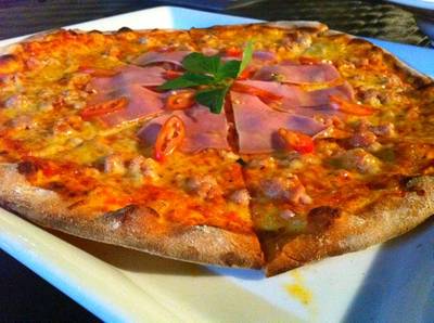 พิซซ่าหน้าชิลี่ลาโรนี่ เมนูแนะนำของร้าน ที่ ร้านอาหาร Chili La Roni