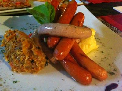 ไส้กรอกเยอรมันรวม จานนี้เด็ดมาก ที่ ร้านอาหาร Chili La Roni
