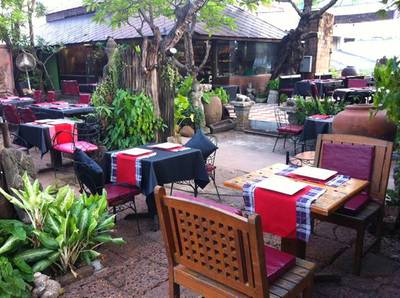 บรรยากาศร้าน ชิล์ๆในสวนสวย ที่ ร้านอาหาร Chili La Roni