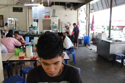 ที่นั่งในร้าน ที่ ร้านอาหาร อิ่มอร่อย