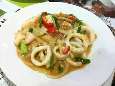 ปลาหมึกผัดไข่เค็ม ที่ ร้านอาหาร กาแฟละเมอ