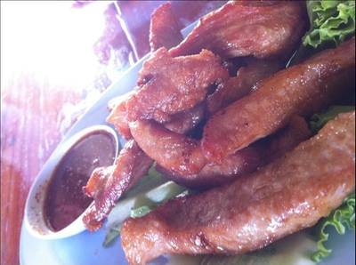 คอหมูทอด ที่ ร้านอาหาร ส้มตำเจ๊อารี
