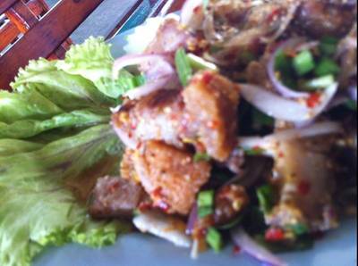 น้ำตกหมูกรอบ ที่ ร้านอาหาร ส้มตำเจ๊อารี