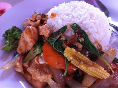 กระเพราไก่บล็อกโคลี่ ที่ ร้านอาหาร ก๊วยเตียวเนื้อสอย3