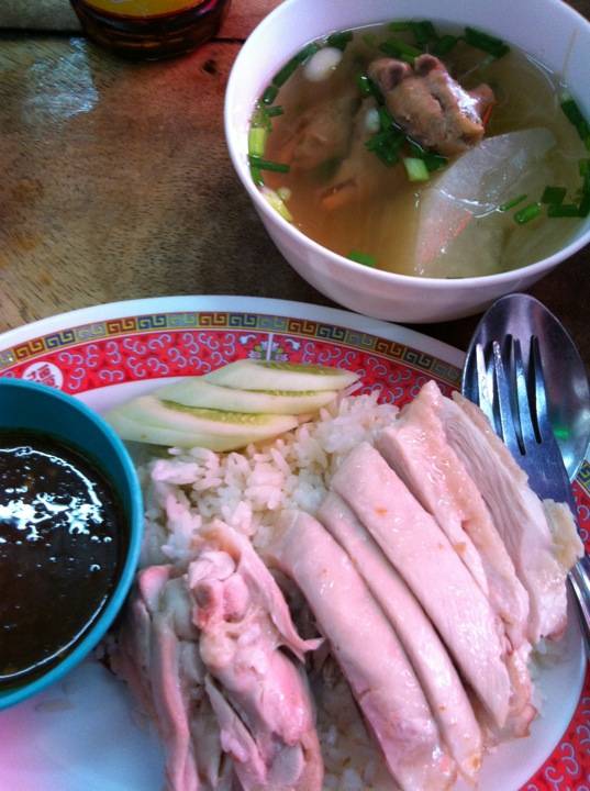 ร้านอาหาร ก๋วยเตี๋ยวไก่เฮียหนวด