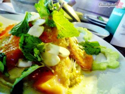 แซลมอนต้มน้ำปลา ที่ ร้านอาหาร Colorbar Sound of 90's