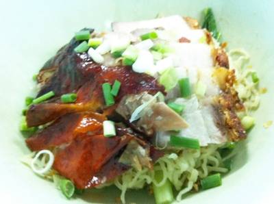 บะหมี่หน้าเป็ดย่างและหมูกรอบ ที่ ร้านอาหาร เป็ดย่าง พัฒนาการ 50