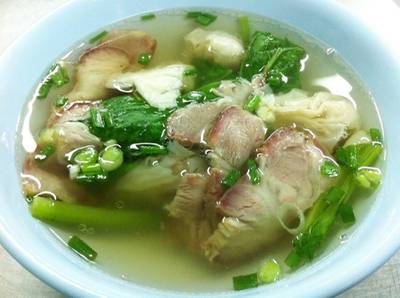 เกี๊ยวน้ำใส่หมูแดง ที่ ร้านอาหาร เป็ดย่าง พัฒนาการ 50