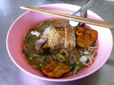 เล็กยำ ที่ ร้านอาหาร เย็นตาโฟศรีพิงค์ สวนดอก