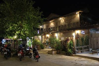 หน้าทางเข้า ที่ ร้านอาหาร บ้านไม้ริมน้ำ@8ริ้ว