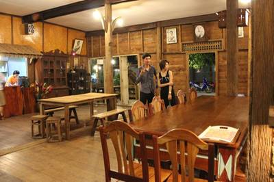 ข้างใน ที่ ร้านอาหาร บ้านไม้ริมน้ำ@8ริ้ว
