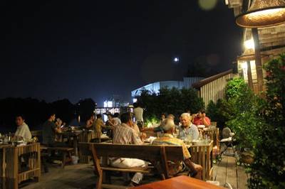 ในร้านด้านนอก ที่ ร้านอาหาร บ้านไม้ริมน้ำ@8ริ้ว