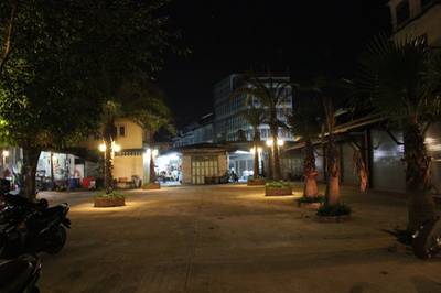 ทางเดินเข้าร้าน ที่ ร้านอาหาร บ้านไม้ริมน้ำ@8ริ้ว
