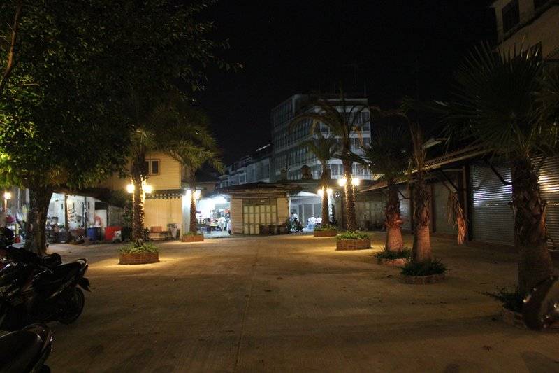 ทางเดินเข้าร้าน ที่ ร้านอาหาร บ้านไม้ริมน้ำ@8ริ้ว