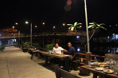 ที่นั่งด้านนอกก็มี ที่ ร้านอาหาร บ้านไม้ริมน้ำ@8ริ้ว