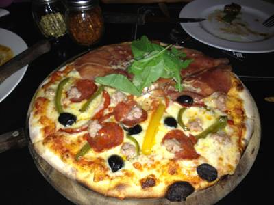 พาม่าแฮม&ไวน์ รีพับบลิค เฮ้าส์ พิซซ่า 320บาท ที่ ร้านอาหาร Wine Republic Thonglor