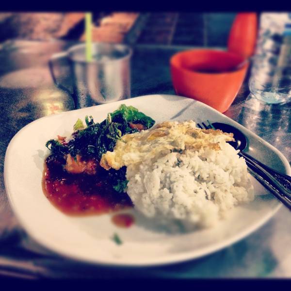กระเพราไก่กรอบไข่ดาว อร่อยมาก ที่ ร้านอาหาร ร้านพี่ต้อย (โต๊ะสแตนเลส)
