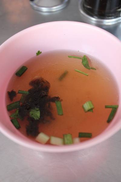 ซุปสาหร่าย ที่ ร้านอาหาร ราชาหมี่หยกเป็ดย่าง