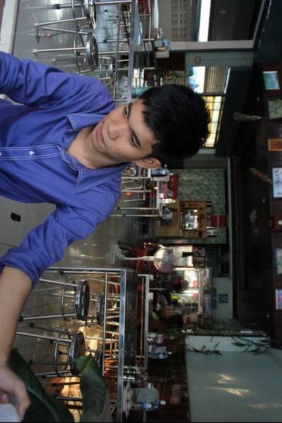 ที่นั่งในร้าน ที่ ร้านอาหาร ราชาหมี่หยกเป็ดย่าง