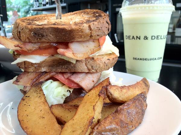 BLT sandwich - yummy ที่ ร้านอาหาร Dean & Deluca ช่องนนทรี
