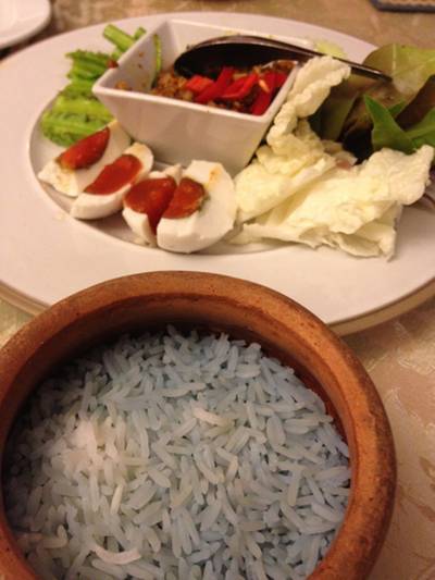 ข้าวดอกอัญชัญ คั่วกลิ้งหมูสับ ผักเหนาะ ที่ ร้านอาหาร สบันงา
